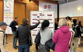 Klientinnen und Klienten informieren sich direkt über aktuelle Stellenangebote.