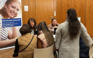 Kurzes Gespräch mit Perspektive: Kennenlernen zwischen Teilnehmenden und der Lebenshilfe Main-Kinzig.